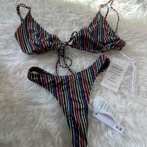 Heavy Manners swim as seen on Kendall Jenner - Picture 3 of 5